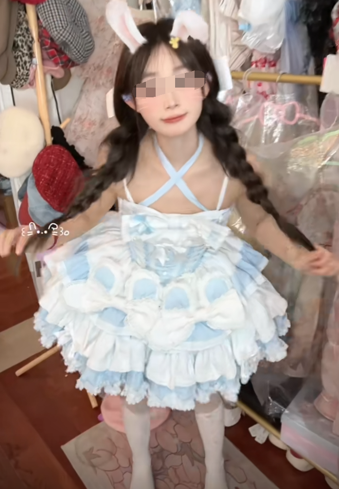 无底线模仿“GZ进村”，300万粉丝女网红被举报，被封禁直播权限(图1)