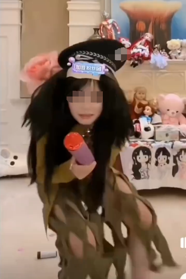 无底线模仿“GZ进村”，300万粉丝女网红被举报，被封禁直播权限(图3)