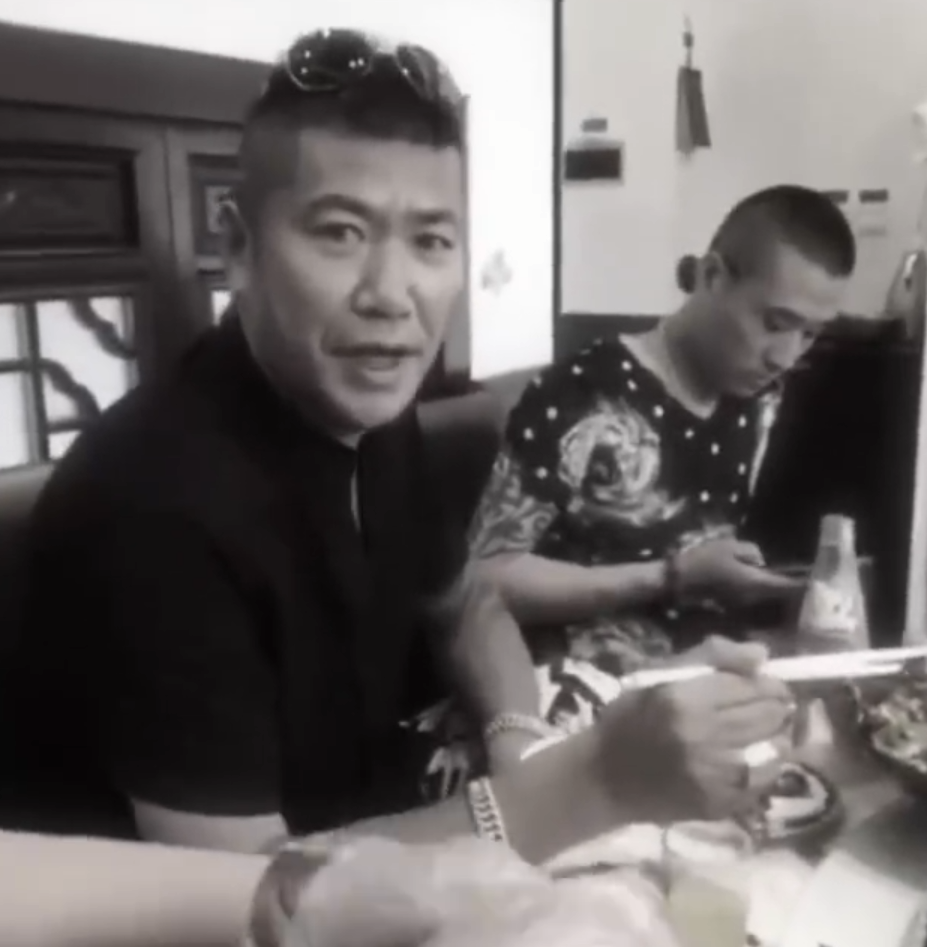 九天扒皮师兄赵本六，入木三分惟妙惟肖，天佑小学三年级初恋，初一初吻没(图2)