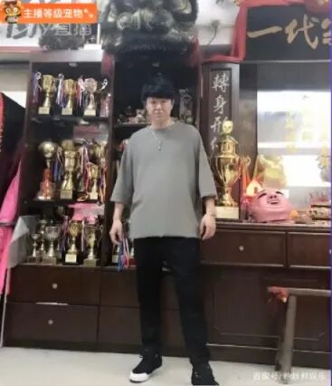 ​微凉不买车原因：考不上驾照！大佛晒昔日珍贵照片，曾经也帅过(图4)