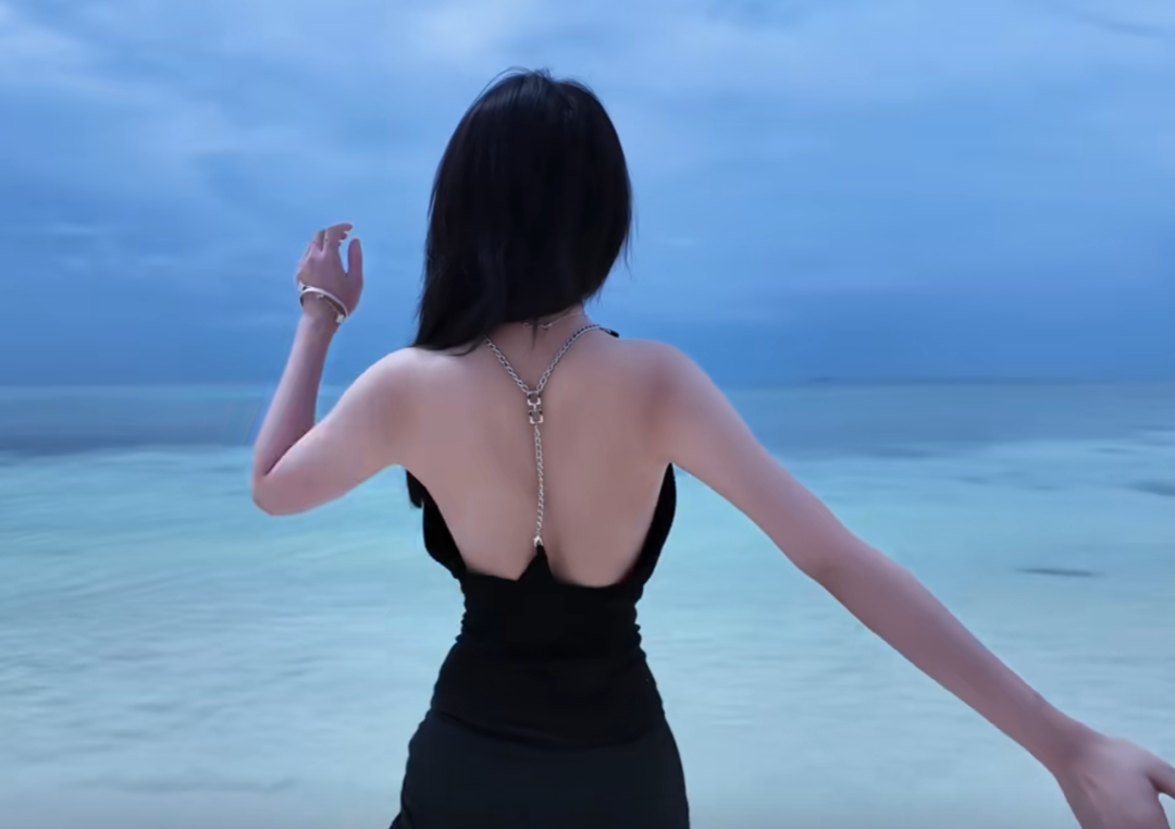 呆妹儿泰国历险记:晒伤撞礁成战损版?粉丝笑称打架了吧(图1)