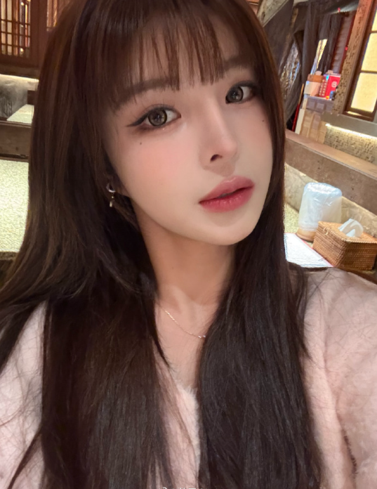 何婧婧直播惊现“意外”走光?剪个刘海年轻十岁?斗鱼苏恩新造型(图1)