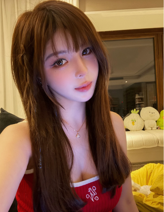 何婧婧直播惊现“意外”走光?剪个刘海年轻十岁?斗鱼苏恩新造型(图3)