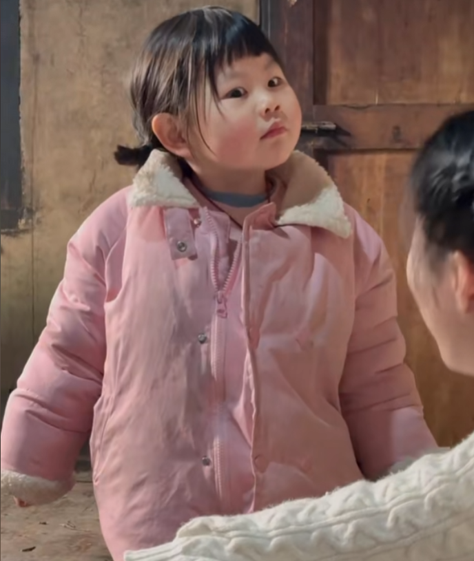 小网红“瑶一瑶小肉包”摔倒，视频陷摆拍争议，童真被流量吞噬？(图1)