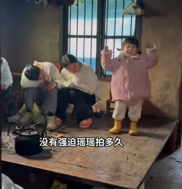 小网红“瑶一瑶小肉包”摔倒，视频陷摆拍争议，童真被流量吞噬？(图3)