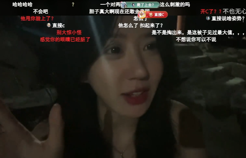 呆妹儿春节出国旅游，泳装直播遭超管扣分，怒斥是不是被针对？(图1)