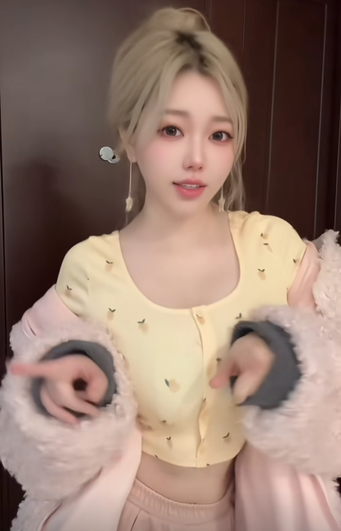 汉堡女王减肥成功,刘飞儿“妈感”装扮直播,太成熟遭网友举报(图1)