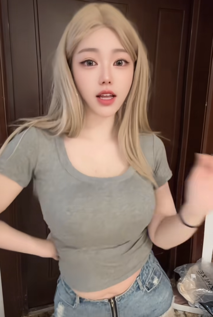 汉堡女王减肥成功,刘飞儿“妈感”装扮直播,太成熟遭网友举报(图2)