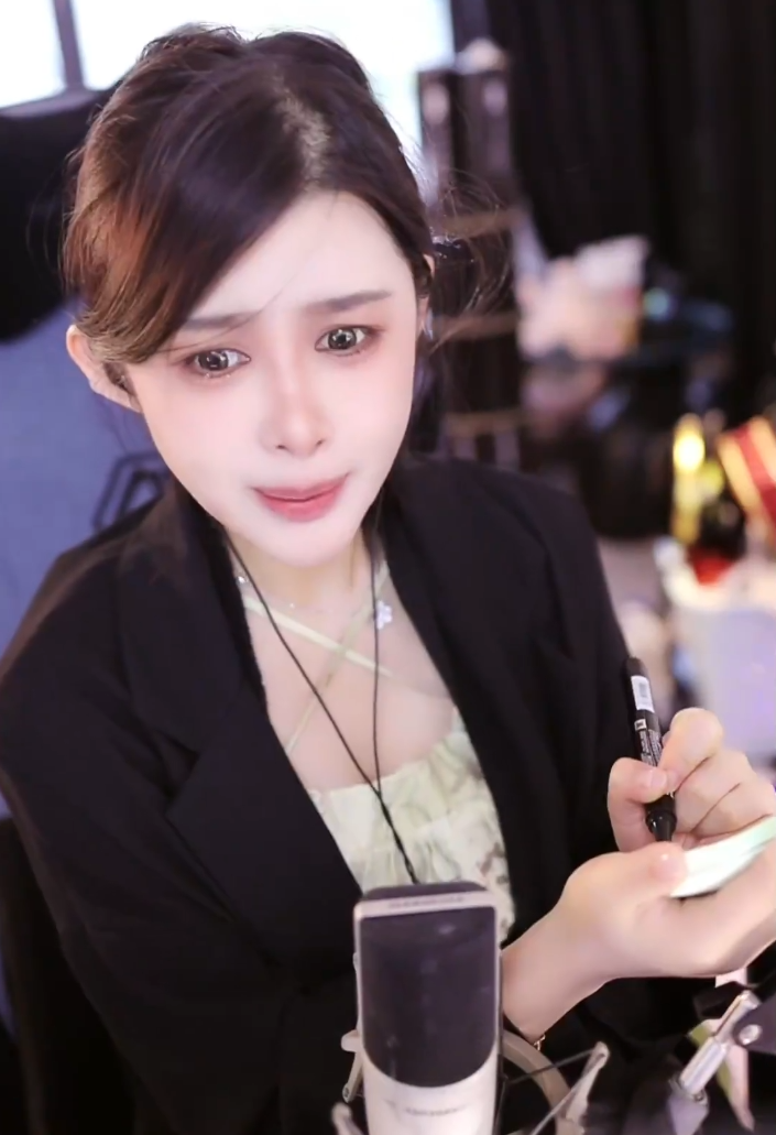 女主播否认礼物拉胯，被大哥狂撒狗粮，自曝恋爱接受另类“AA制”(图4)