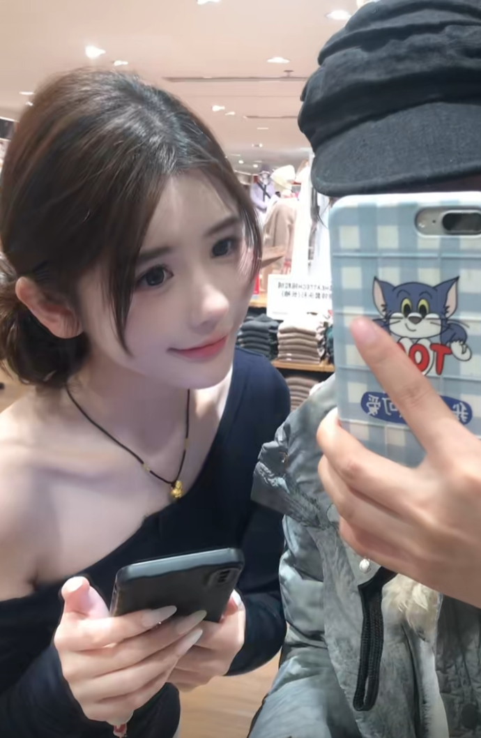 “嫁入豪门”后再度复出？女主播转型带货达人，豪门婚姻生变？(图2)