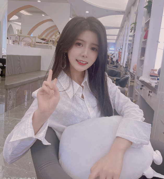 “嫁入豪门”后再度复出？女主播转型带货达人，豪门婚姻生变？(图5)