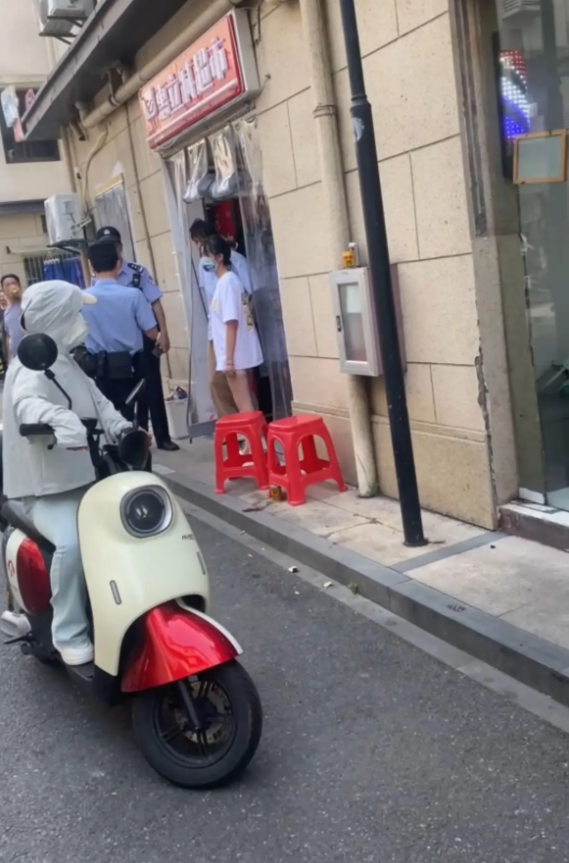 杭州超市老板娘哭诉，被人欺负还被打了，门口拍摄视频各种上传(图8)