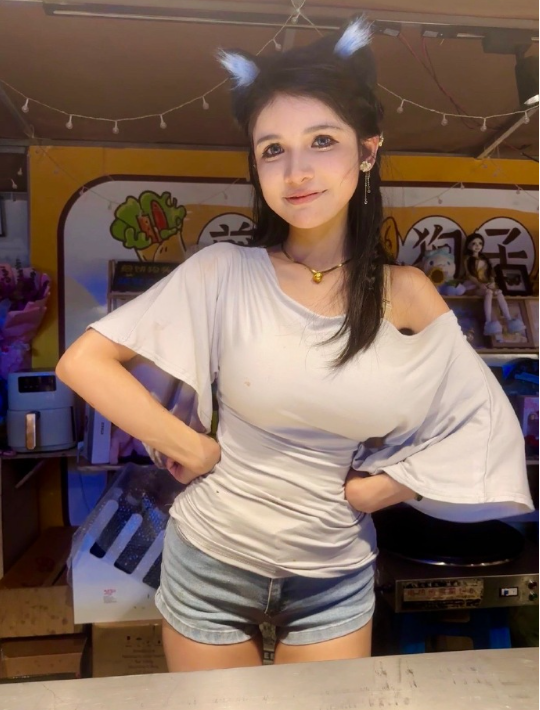 狗头萝莉要好起来了,宣布最后一天摆地摊,爆料已有夜市愿邀请她(图1)