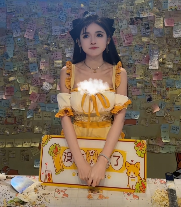 狗头萝莉重返Cos圈？“奶牛泳装”现身漫展，重新拍片变现赚钱(图2)