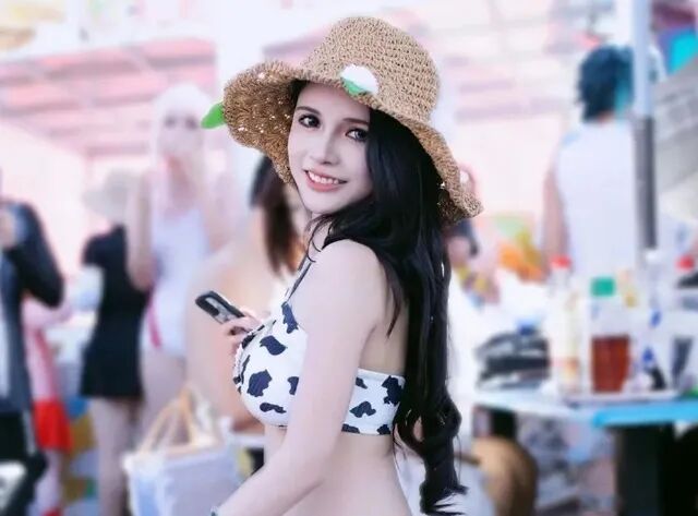 狗头萝莉重返Cos圈？“奶牛泳装”现身漫展，重新拍片变现赚钱(图3)