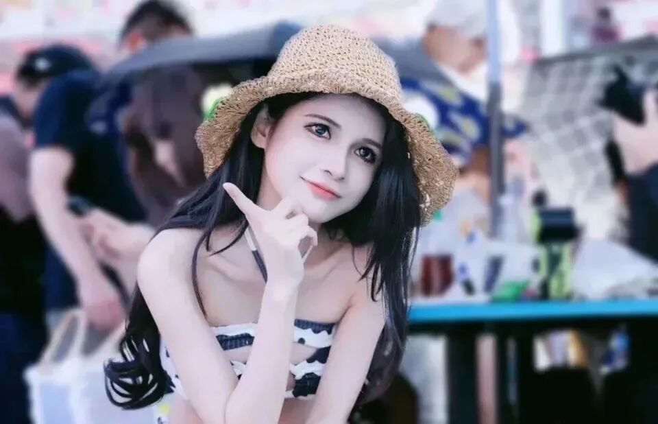 狗头萝莉重返Cos圈？“奶牛泳装”现身漫展，重新拍片变现赚钱(图4)