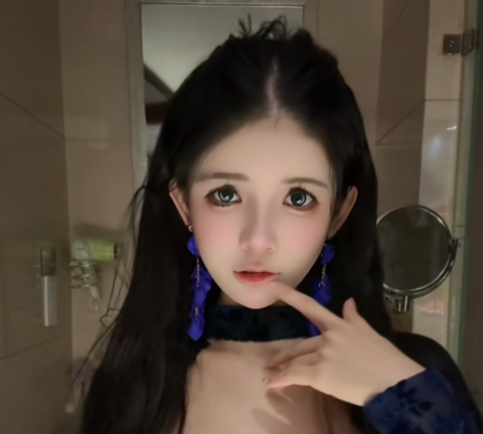 狗头萝莉开始拍片了，从“擦边”网红到短剧女主，这是好起来了(图1)