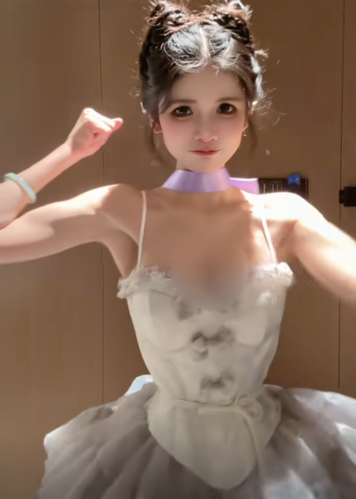 狗头萝莉开始拍片了，从“擦边”网红到短剧女主，这是好起来了(图2)