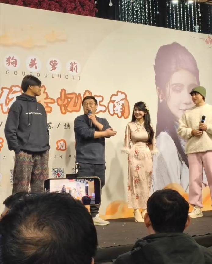 狗头萝莉开始拍片了，从“擦边”网红到短剧女主，这是好起来了(图5)