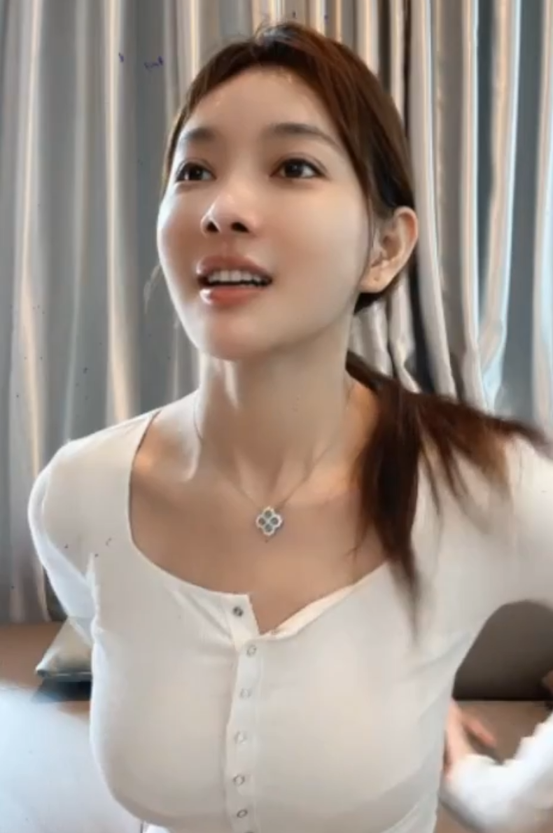 芮甜甜领证晒钻戒，老公拒绝出镜？小洲晒后台，7月份就赚2万4(图1)