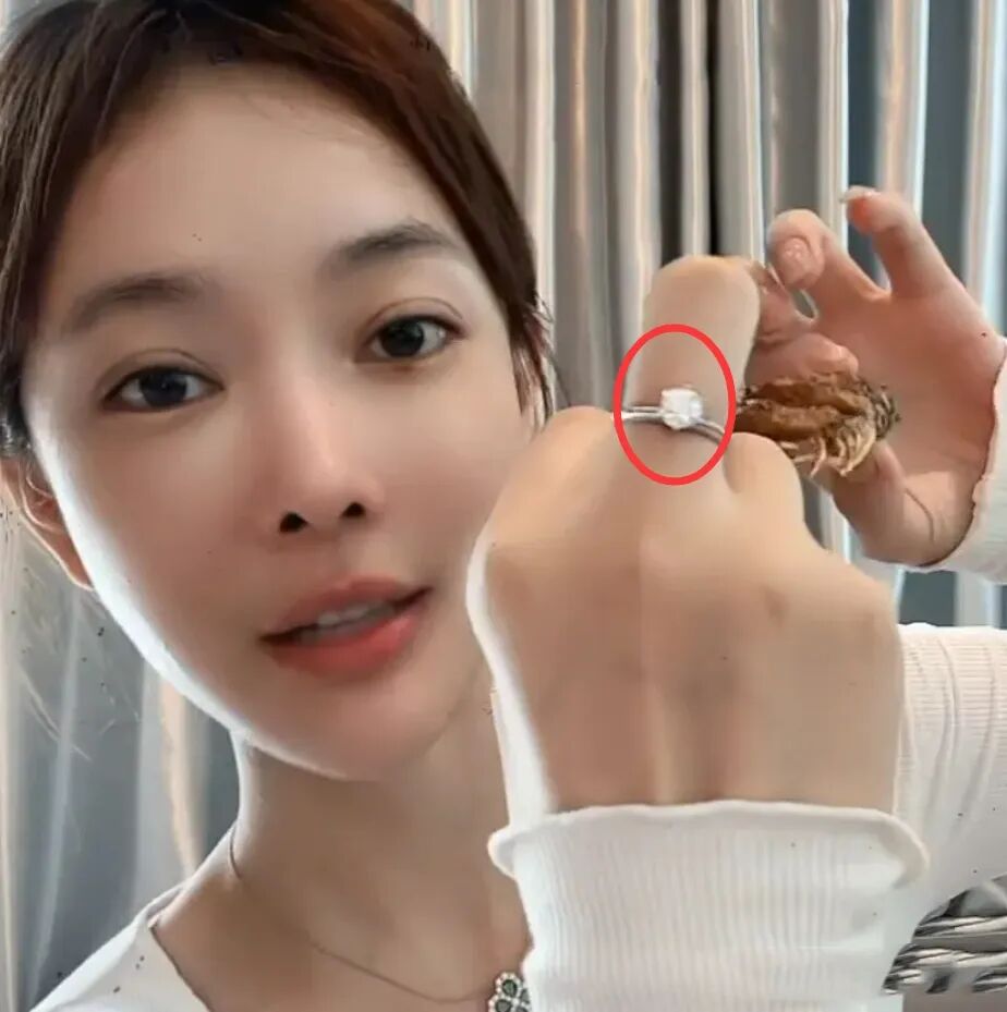 芮甜甜领证晒钻戒，老公拒绝出镜？小洲晒后台，7月份就赚2万4(图2)