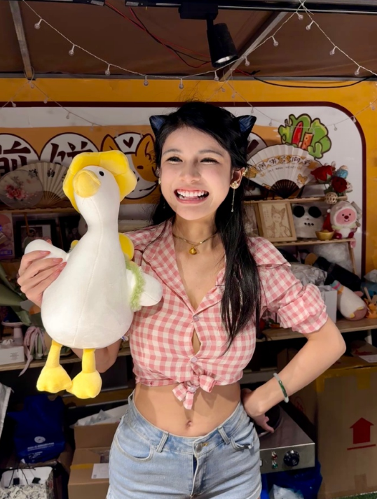 网红挣钱容易不公平？狗头萝莉首次变现，觉得太“烫手”做慈善(图5)