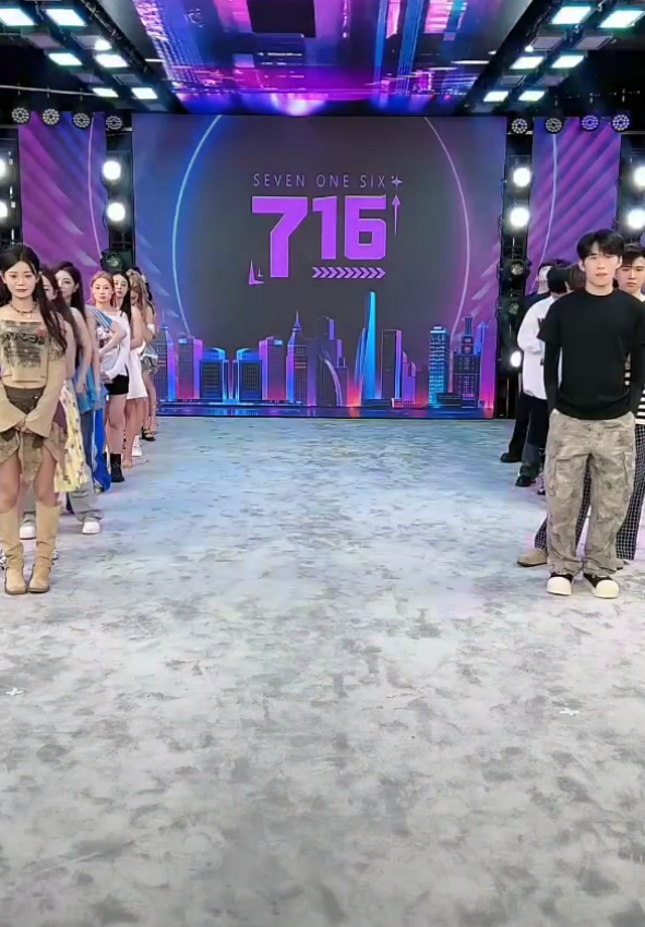 沈曼被“鬼马”骂哭，压力无处释放，牌牌琦给依玥和柏里挑依粉丝道歉(图7)