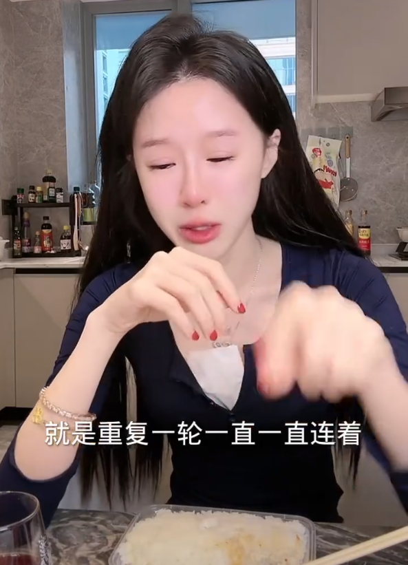 助理离职了，女网红直播痛哭！女网红小思雨官宣新恋情？(图1)