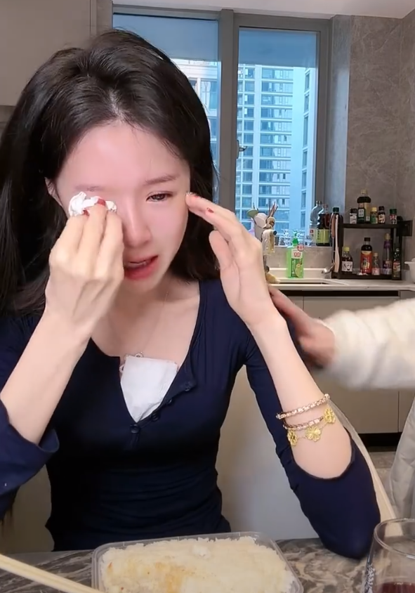 助理离职了，女网红直播痛哭！女网红小思雨官宣新恋情？(图2)