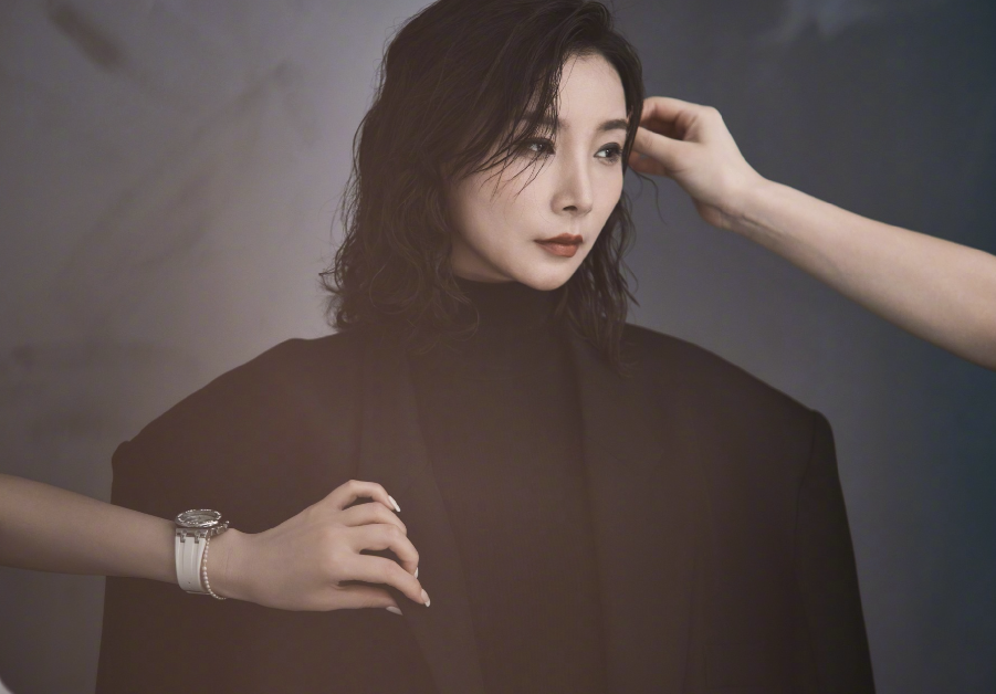 斗鱼“敲钟”的来了俩，女流某音正式首秀，大仙冯提莫豪刷嘉年华(图3)