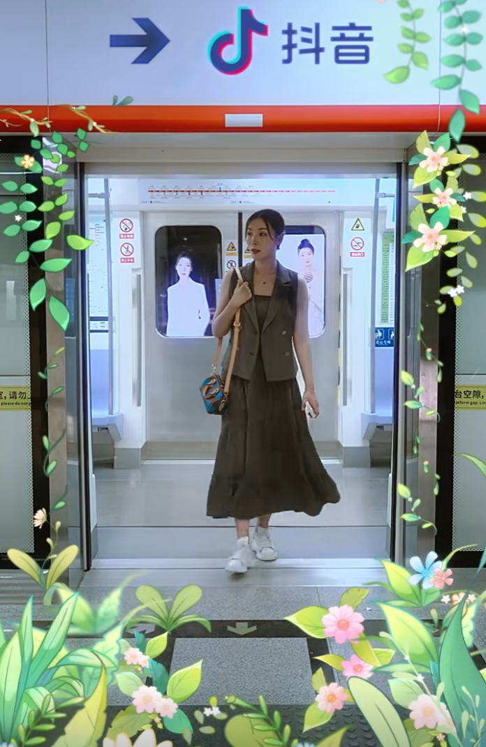 斗鱼“敲钟”的来了俩，女流某音正式首秀，大仙冯提莫豪刷嘉年华(图4)