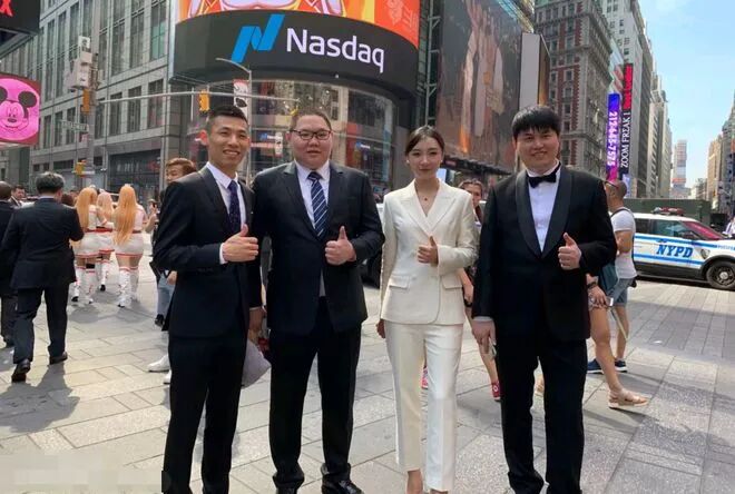 斗鱼“敲钟”的来了俩，女流某音正式首秀，大仙冯提莫豪刷嘉年华(图5)