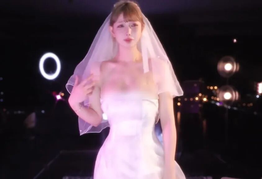 首次直播就违规被“抬走”，米娜小号某音开播，绝不退网还要挣钱！(图1)