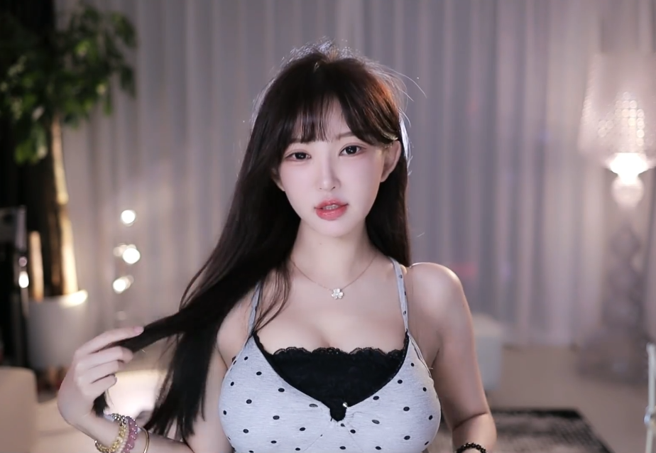 南妹儿满分12分复播，无视警告热舞放送，惨遭超管扣分“踢”下播(图2)