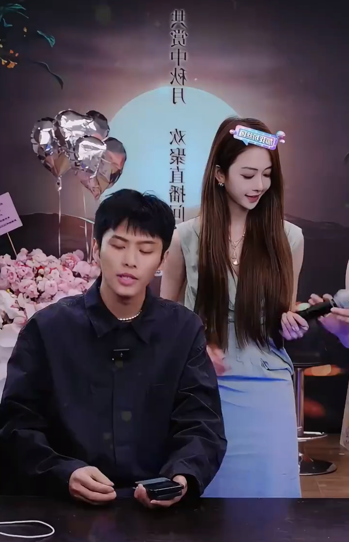 三只羊主播怼辛巴称其满嘴脏话，辛巴晒1亿元转账单，已打给助理(图1)