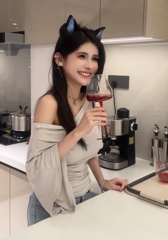 狗头萝莉卖掉三套房?房地产公司送锦旗证书,其商业价值得到认可(图1)