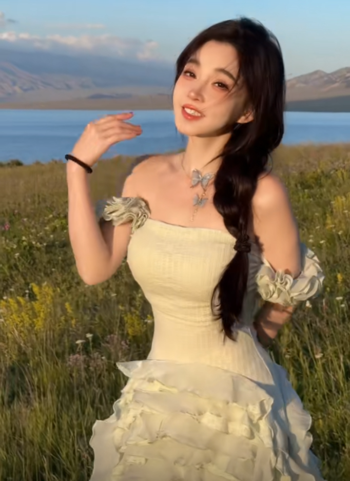 冯提莫遇暴雨打湿上衣，粉丝点唱《摇太阳》，竟真把太阳摇出来了(图1)