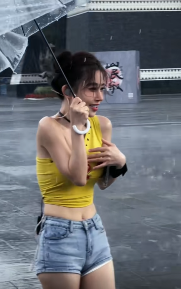 冯提莫遇暴雨打湿上衣，粉丝点唱《摇太阳》，竟真把太阳摇出来了(图3)