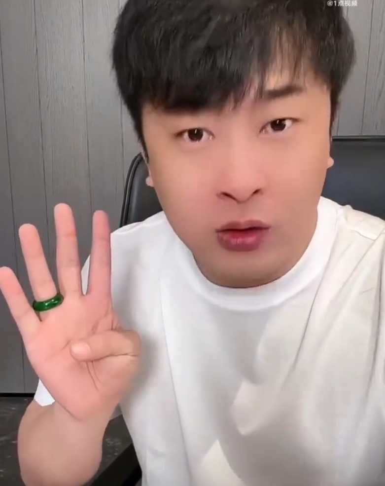 辛巴解释不关闭礼物打赏原因,小杨哥落泪回应辛巴,静观其变?(图1)