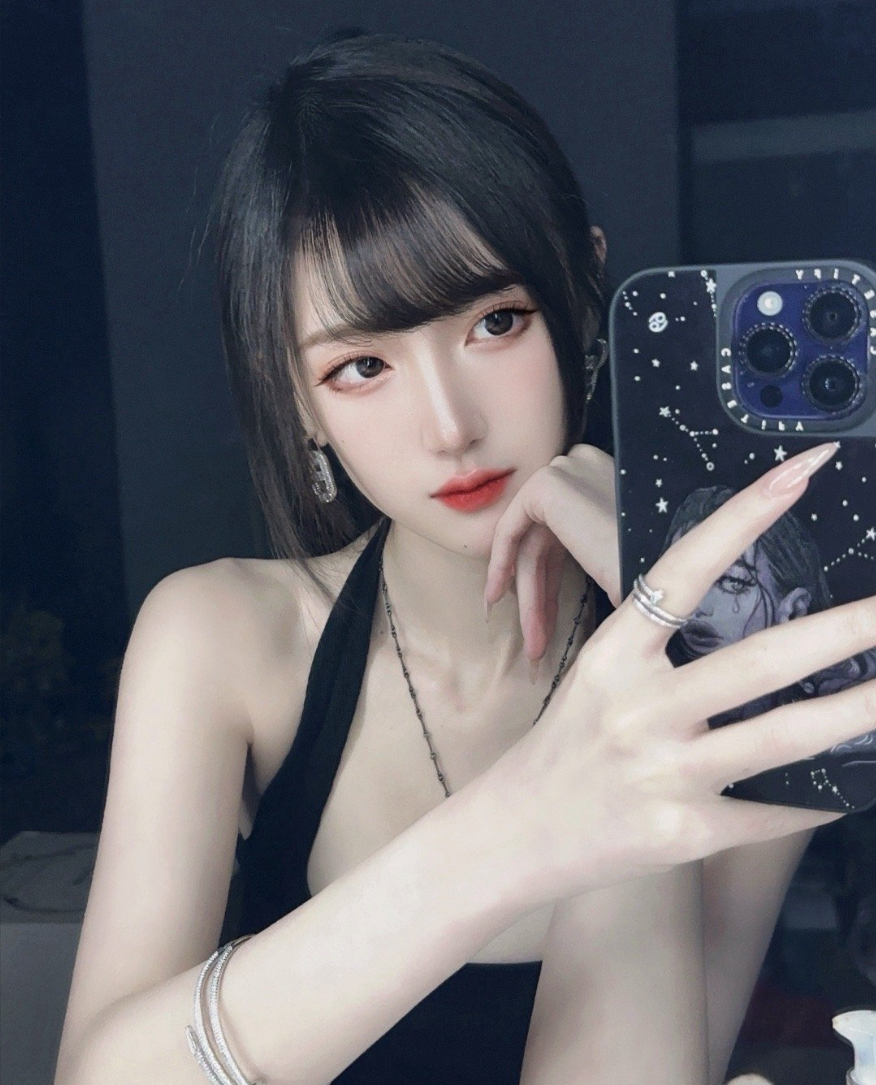 不愧是顶级Coser，腐团儿晒中秋美照，粉丝：这腿比为夫命还长(图2)