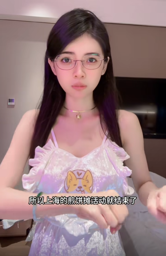 狗头萝莉不卖煎饼了？刚做完置业顾问卖房，又跑到5A温泉当导游(图4)