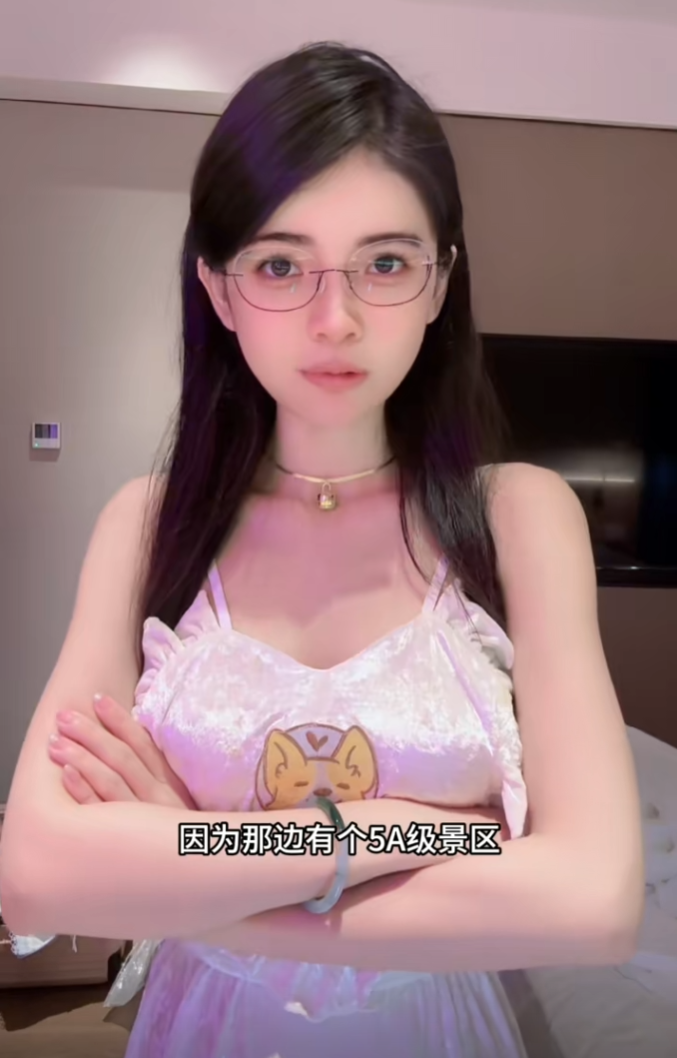 狗头萝莉不卖煎饼了？刚做完置业顾问卖房，又跑到5A温泉当导游(图5)