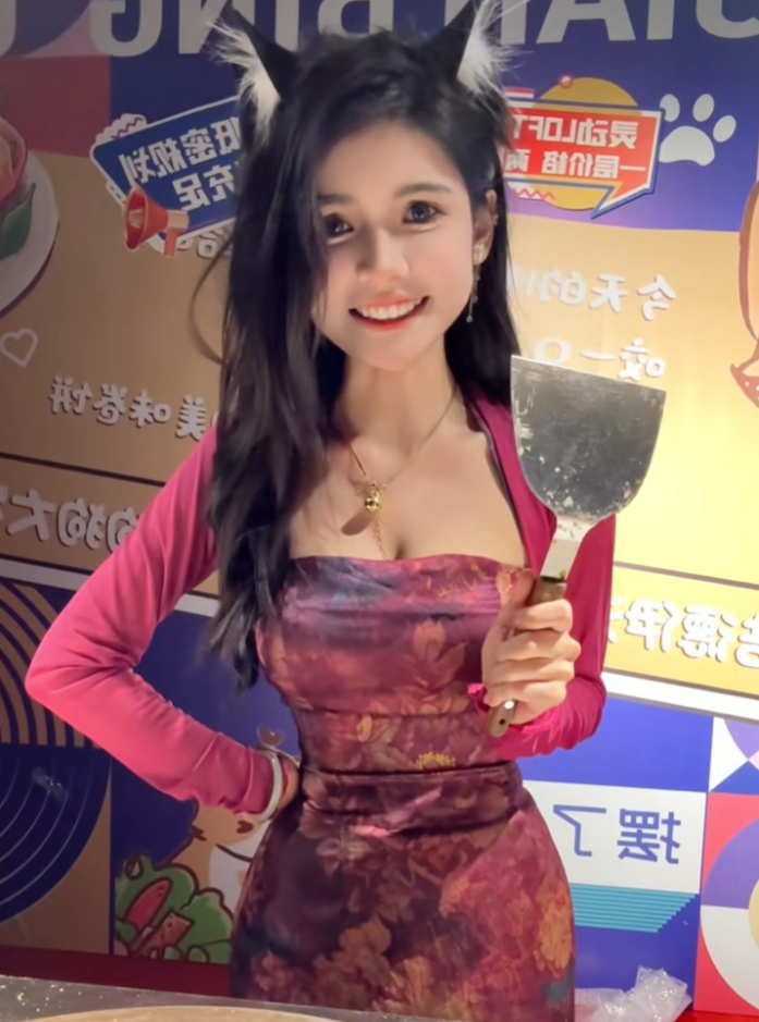 狗头萝莉不卖煎饼了？刚做完置业顾问卖房，又跑到5A温泉当导游(图6)