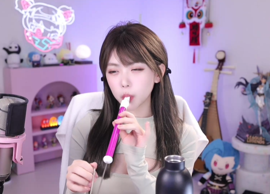 周淑怡“变大日”秀身材，感慨尺度远超斗鱼，人气低靠擦边挽回？(图4)