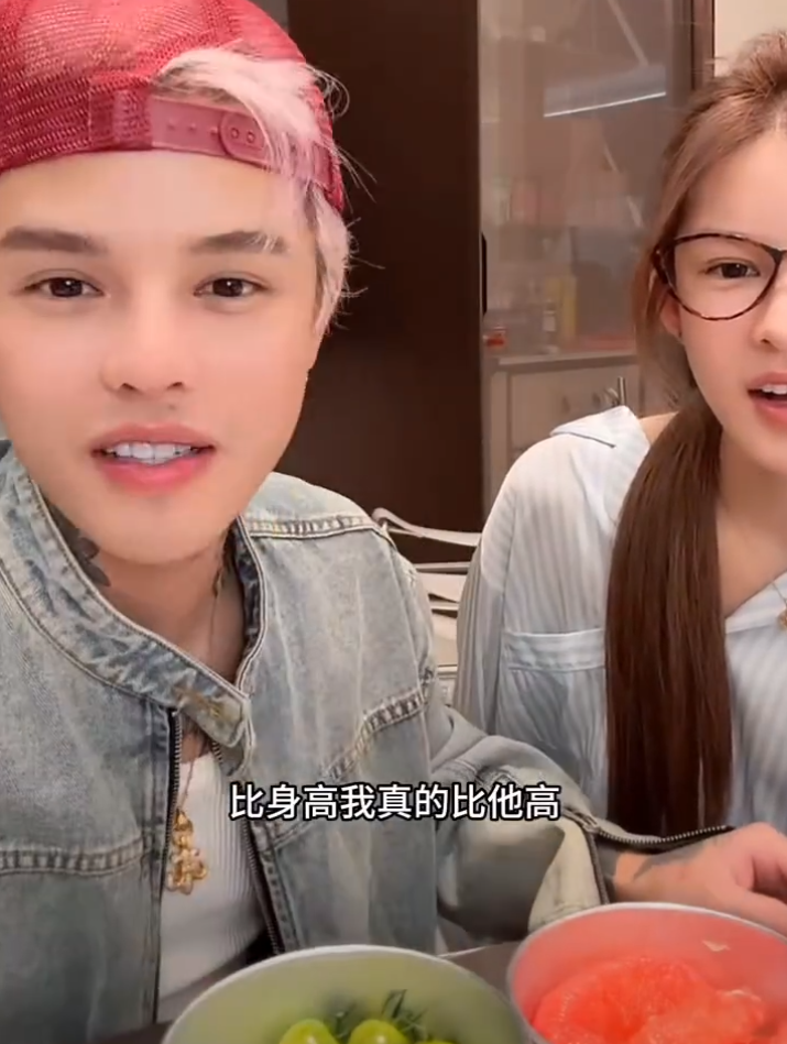殷世航和女友傲娇美比身高?辛巴大度原谅猫妹妹?五一回归直播?(图4)