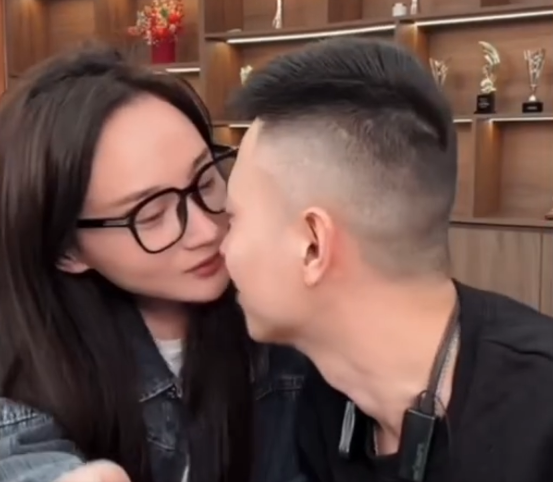 仙洋携绯闻女友公开亮相！骑摩托护花，沈曼立场还没站明白就进医院了?(图4)