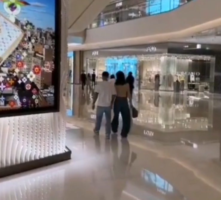 仙洋携绯闻女友公开亮相！骑摩托护花，沈曼立场还没站明白就进医院了?(图6)