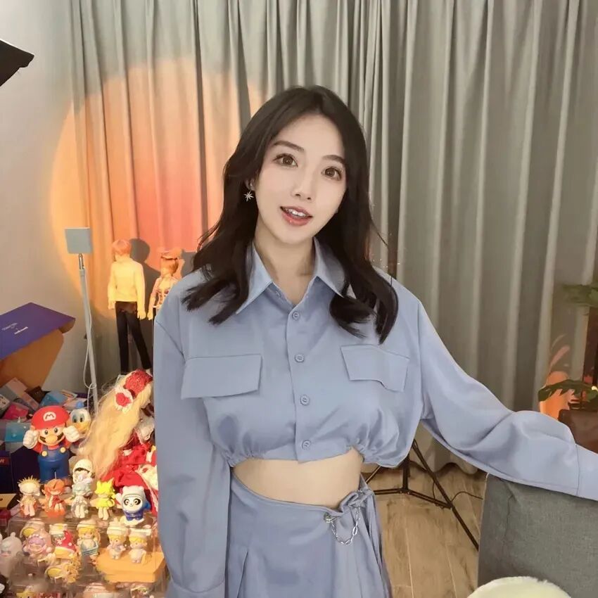 不许叫“老师”!前斗鱼女主播妆容火出圈,新造型酷似岛国女明星(图1)