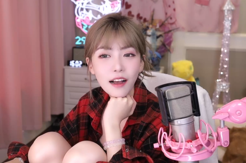 被粉丝嘲讽身材不行，女团出身的周淑怡不服，曾说陪大哥百万起步(图4)