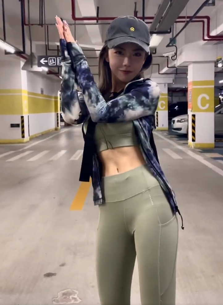 被粉丝嘲讽身材不行，女团出身的周淑怡不服，曾说陪大哥百万起步(图7)